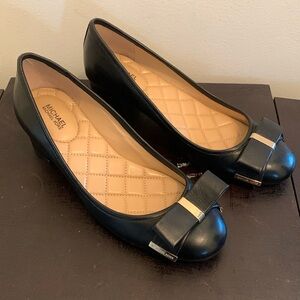 Michael Kors Kiera Mid Pump 
 Black With Gold Hardware PUMP/ shoes SZ. 8.5